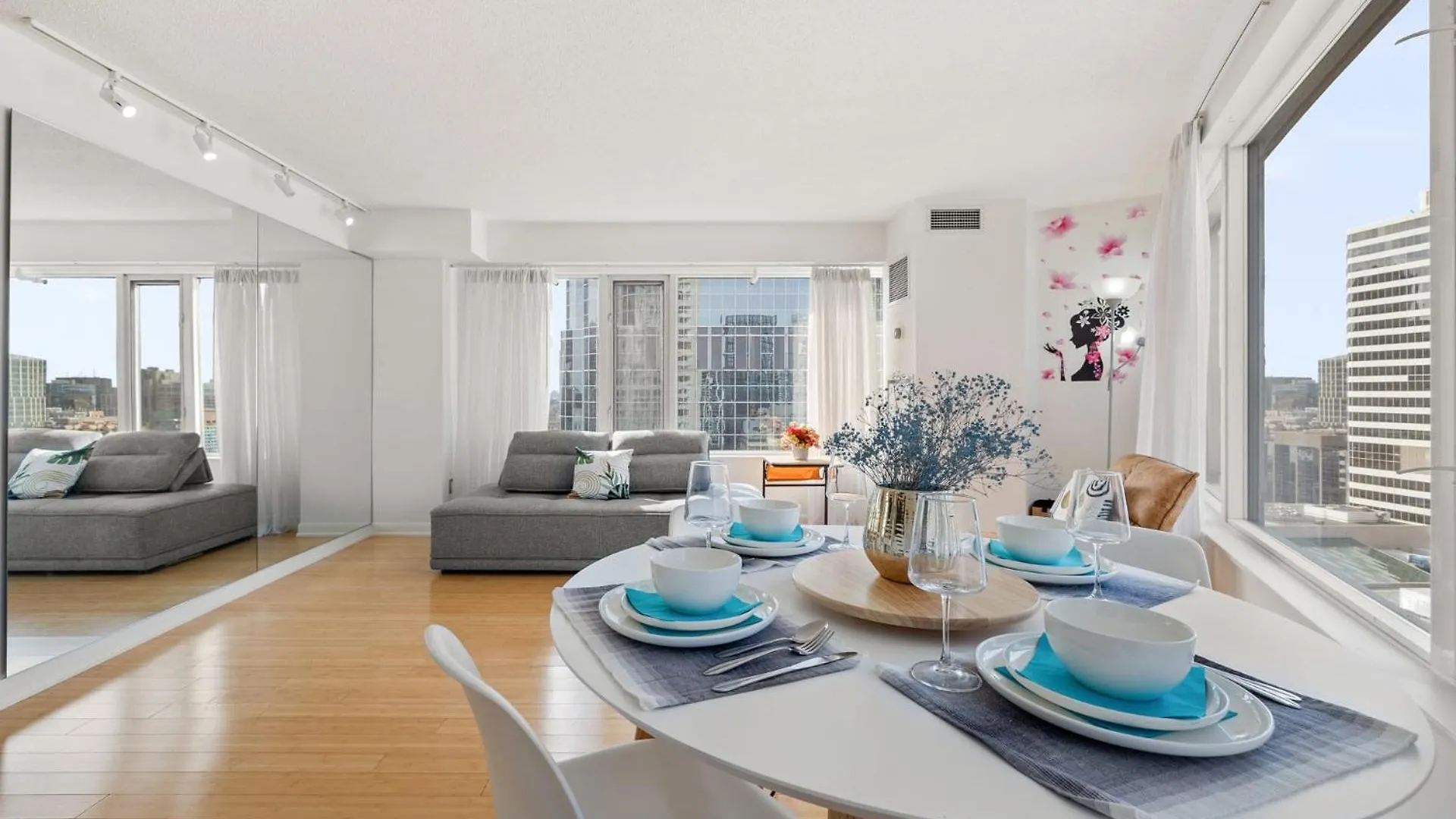 Holiday home Modern 2-Bedroom Condo W Floor To Ceiling Windows Toronto