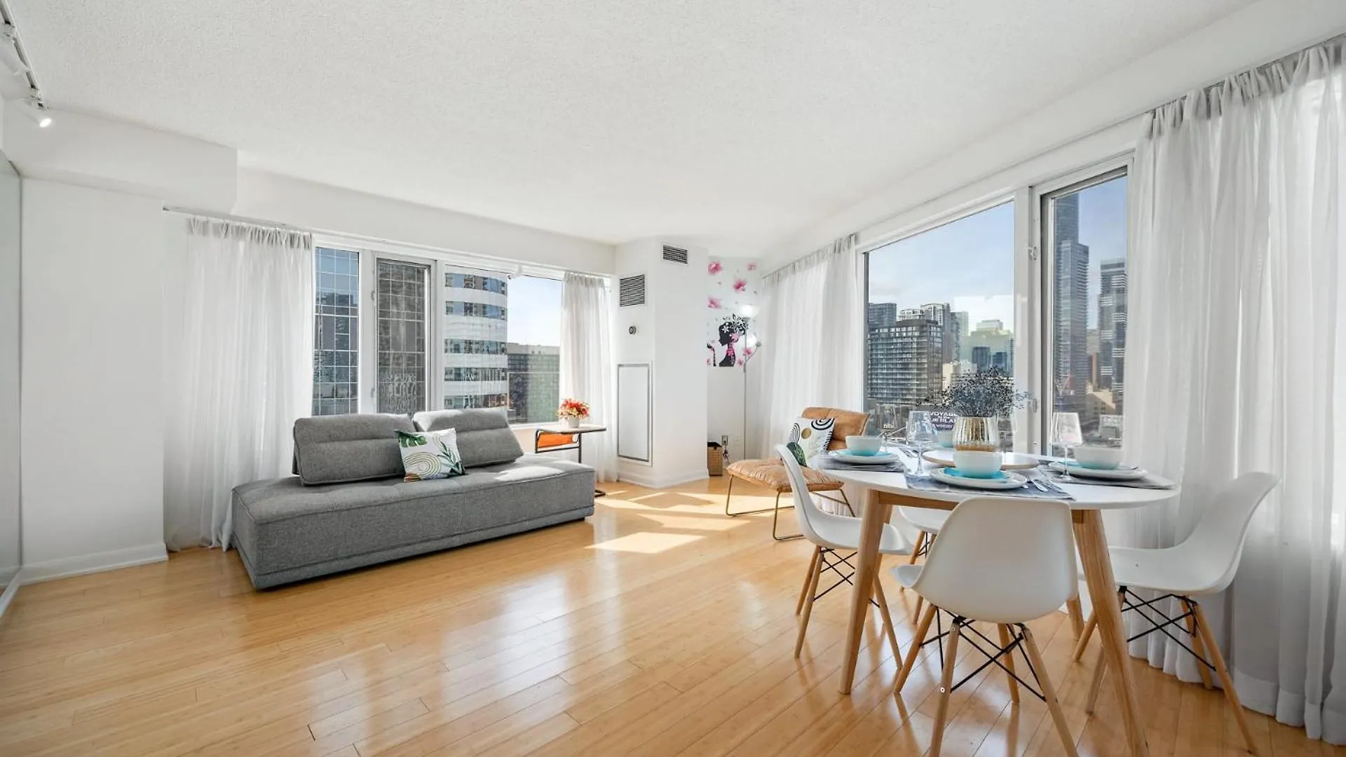 Modern 2-Bedroom Condo W Floor To Ceiling Windows Toronto
