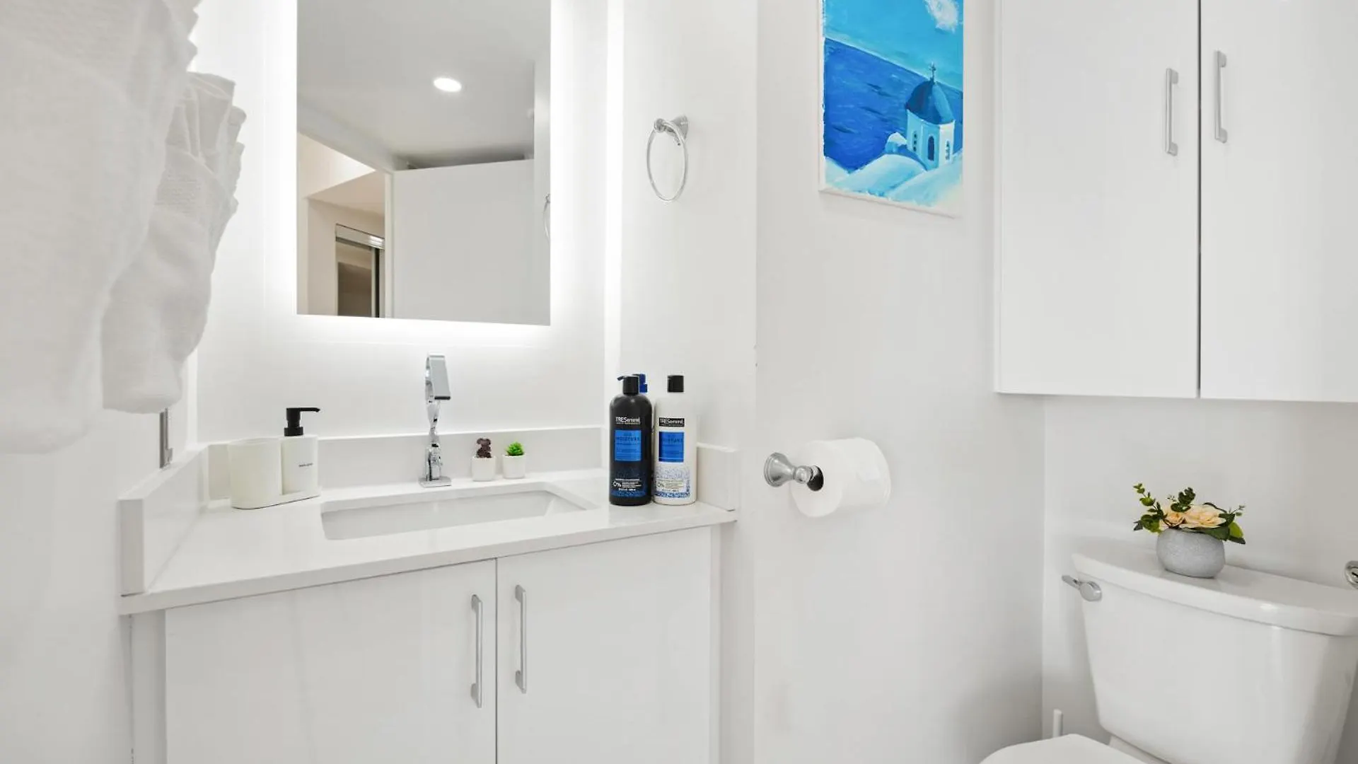 Holiday home Modern 2-Bedroom Condo W Floor To Ceiling Windows Toronto Canada