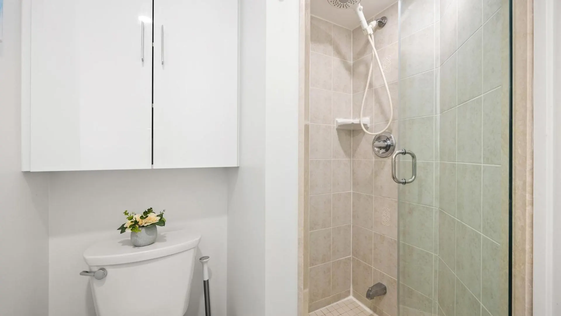 Modern 2-Bedroom Condo W Floor To Ceiling Windows Toronto 0*,