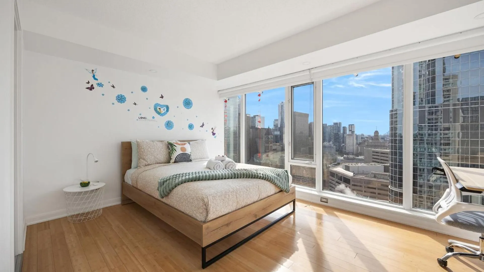 Modern 2-Bedroom Condo W Floor To Ceiling Windows Toronto Canada