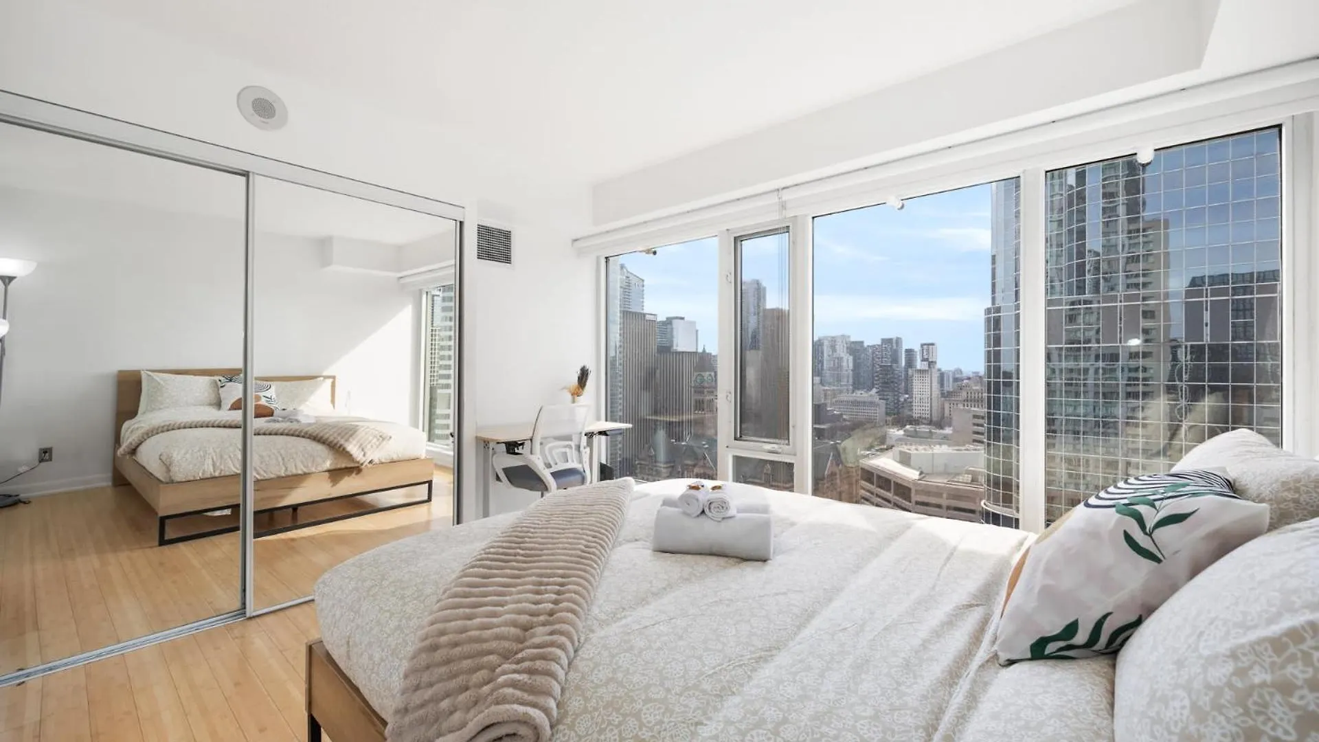 Holiday home Modern 2-Bedroom Condo W Floor To Ceiling Windows Toronto