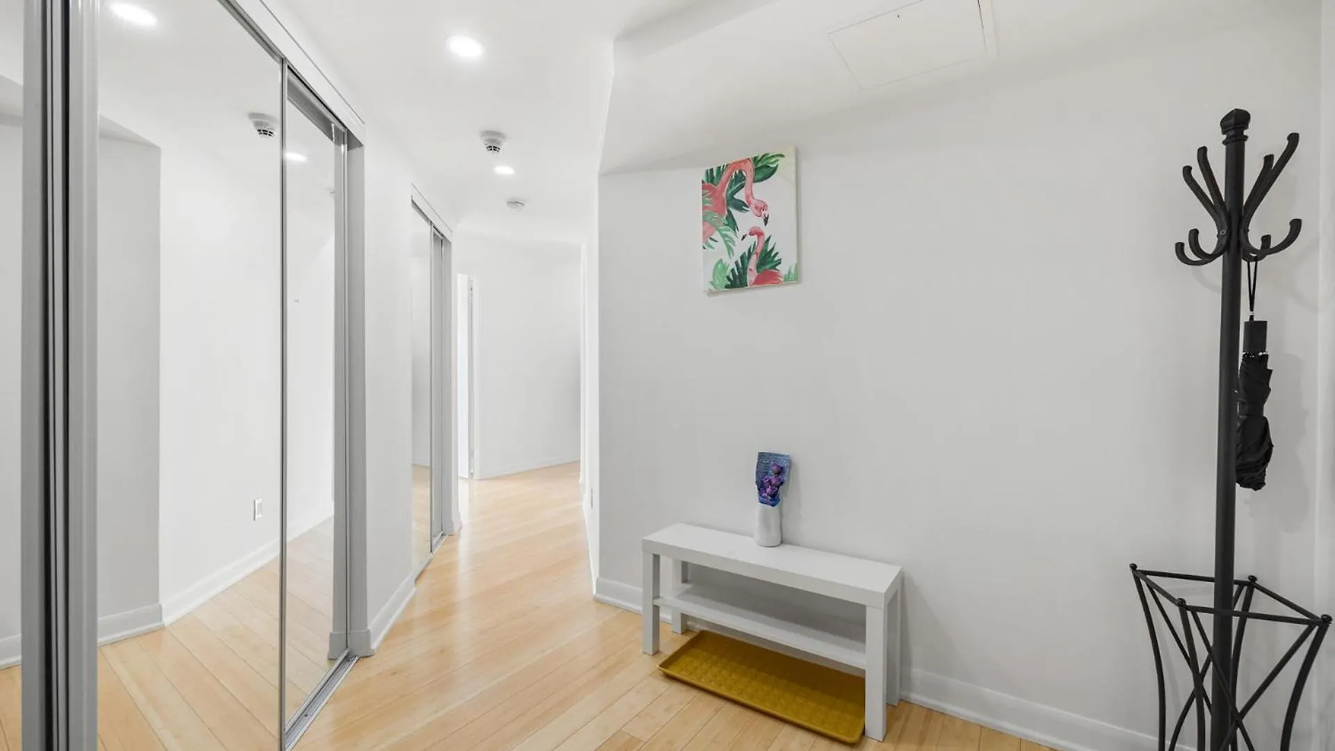 Modern 2-Bedroom Condo W Floor To Ceiling Windows Toronto Holiday home