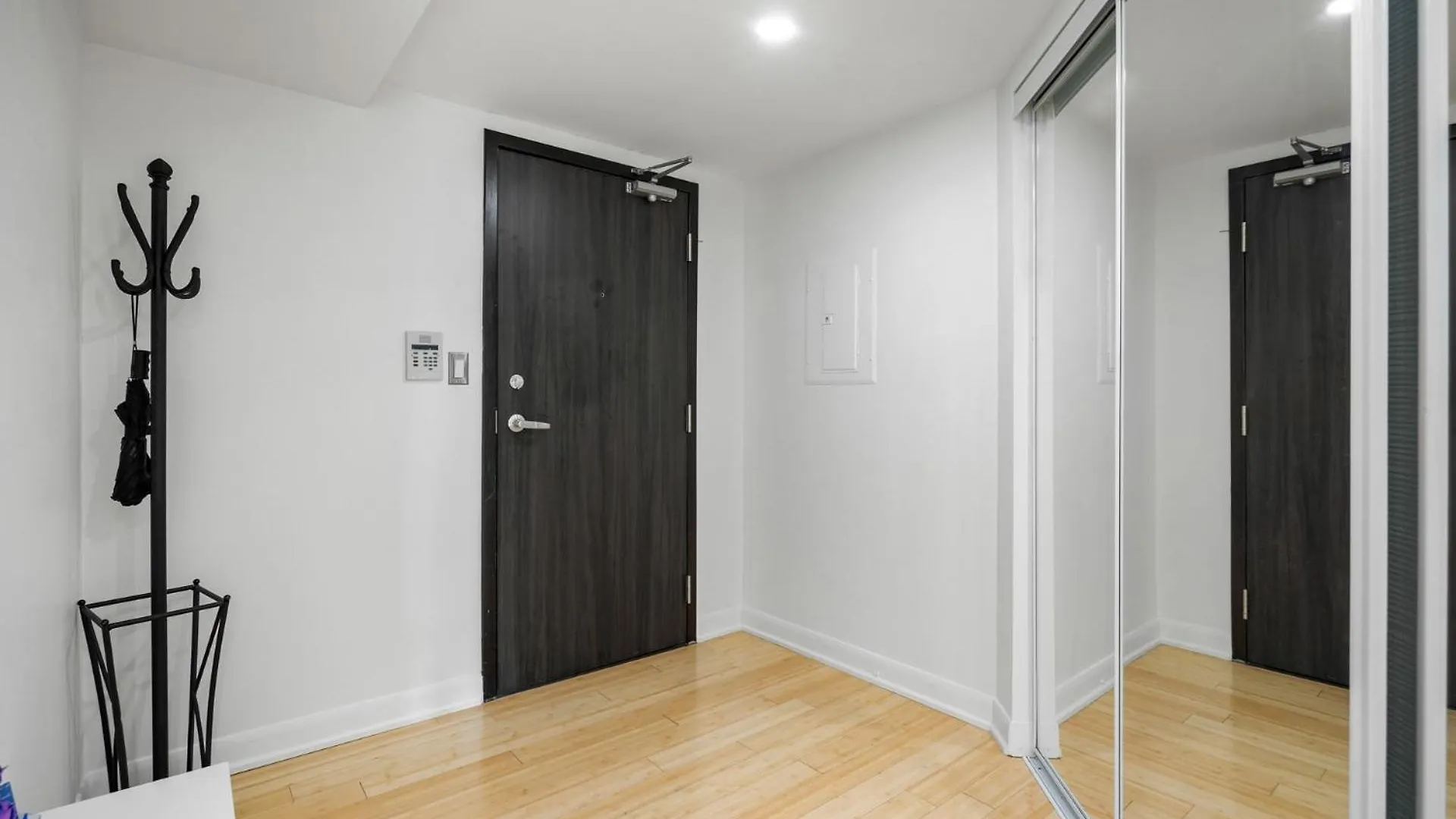 Modern 2-Bedroom Condo W Floor To Ceiling Windows Toronto 0*,  Canada