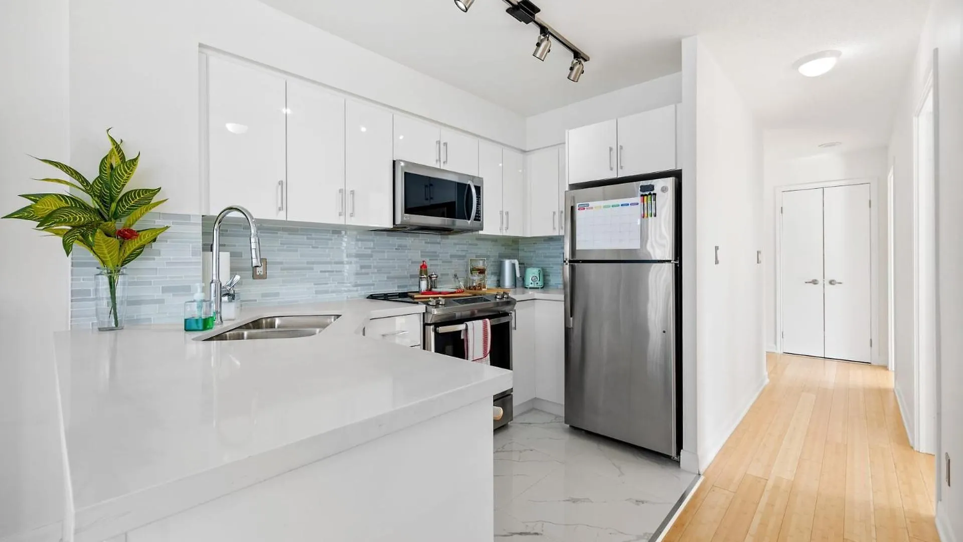 Holiday home Modern 2-Bedroom Condo W Floor To Ceiling Windows Toronto