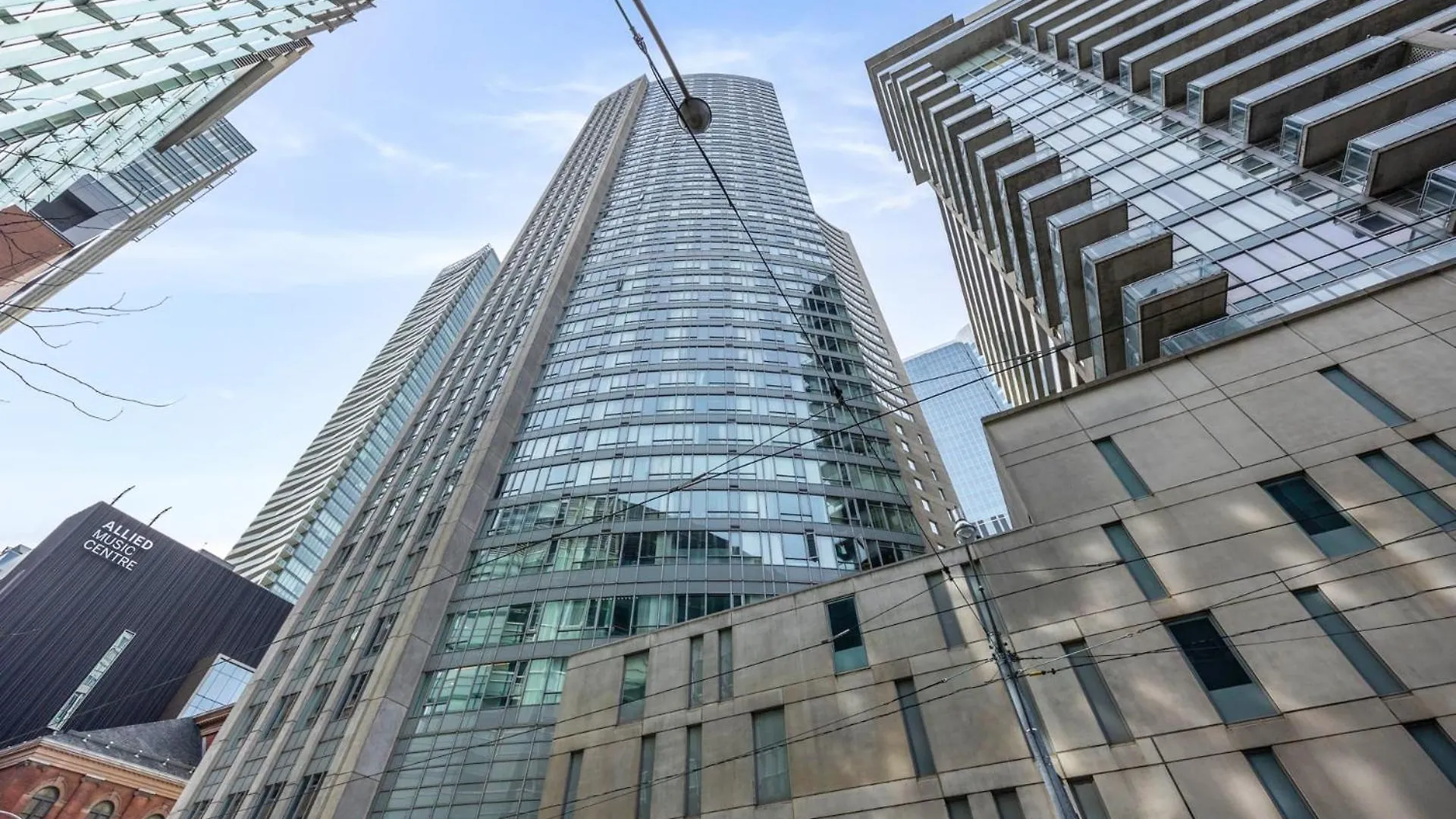 Modern 2-Bedroom Condo W Floor To Ceiling Windows Toronto Holiday home