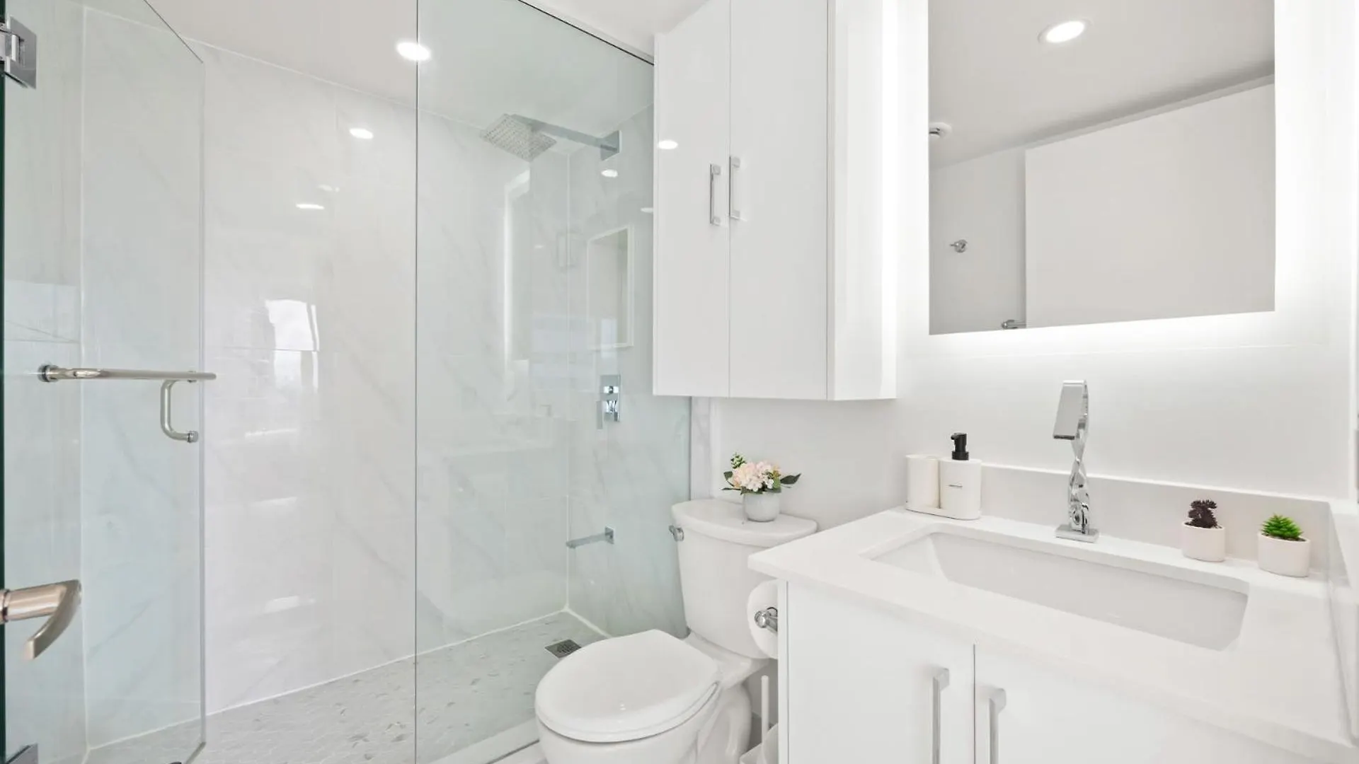 Holiday home Modern 2-Bedroom Condo W Floor To Ceiling Windows Toronto