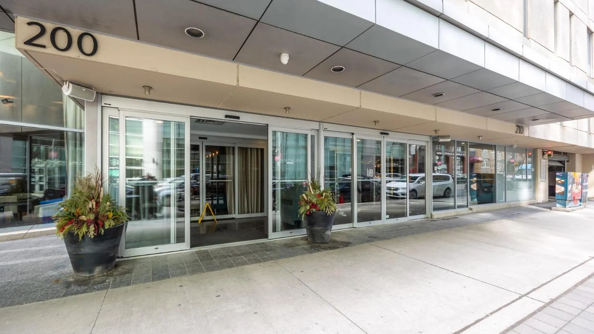Modern 2-Bedroom Condo W Floor To Ceiling Windows Toronto 0*,