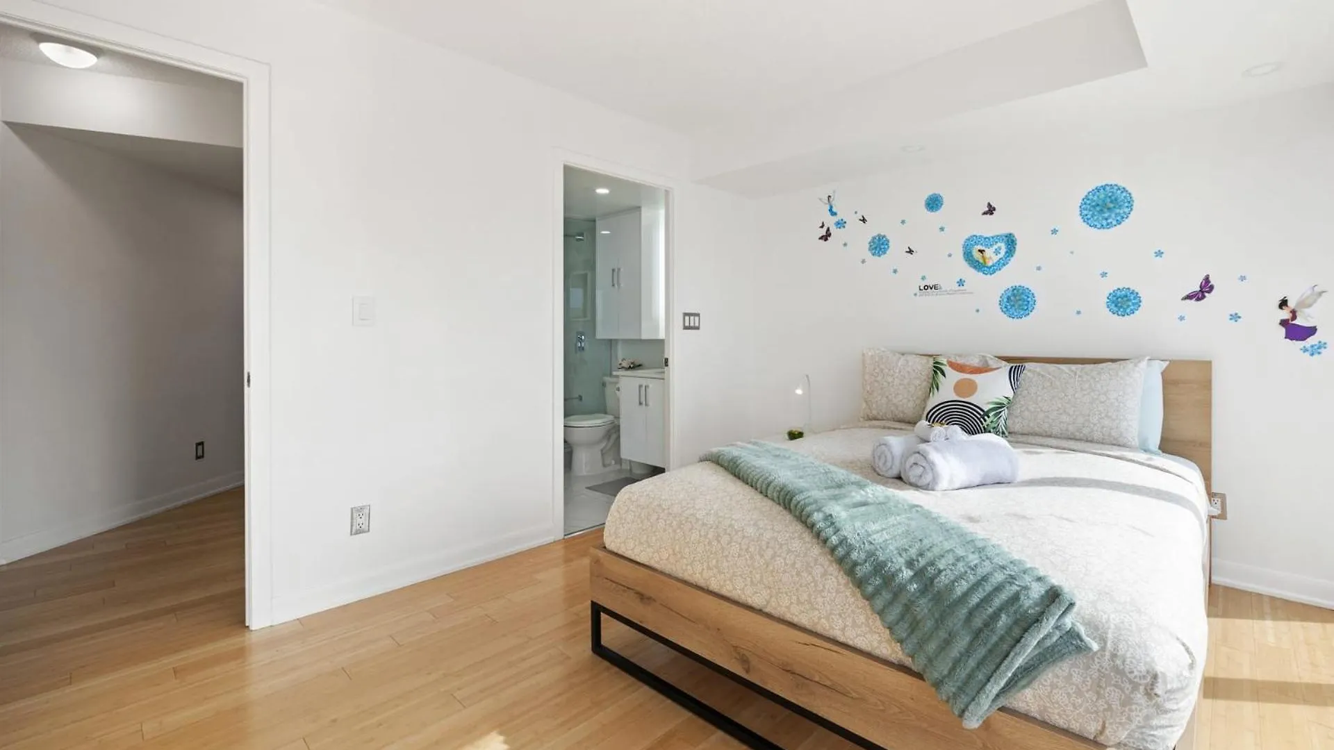 Modern 2-Bedroom Condo W Floor To Ceiling Windows Toronto 0*,