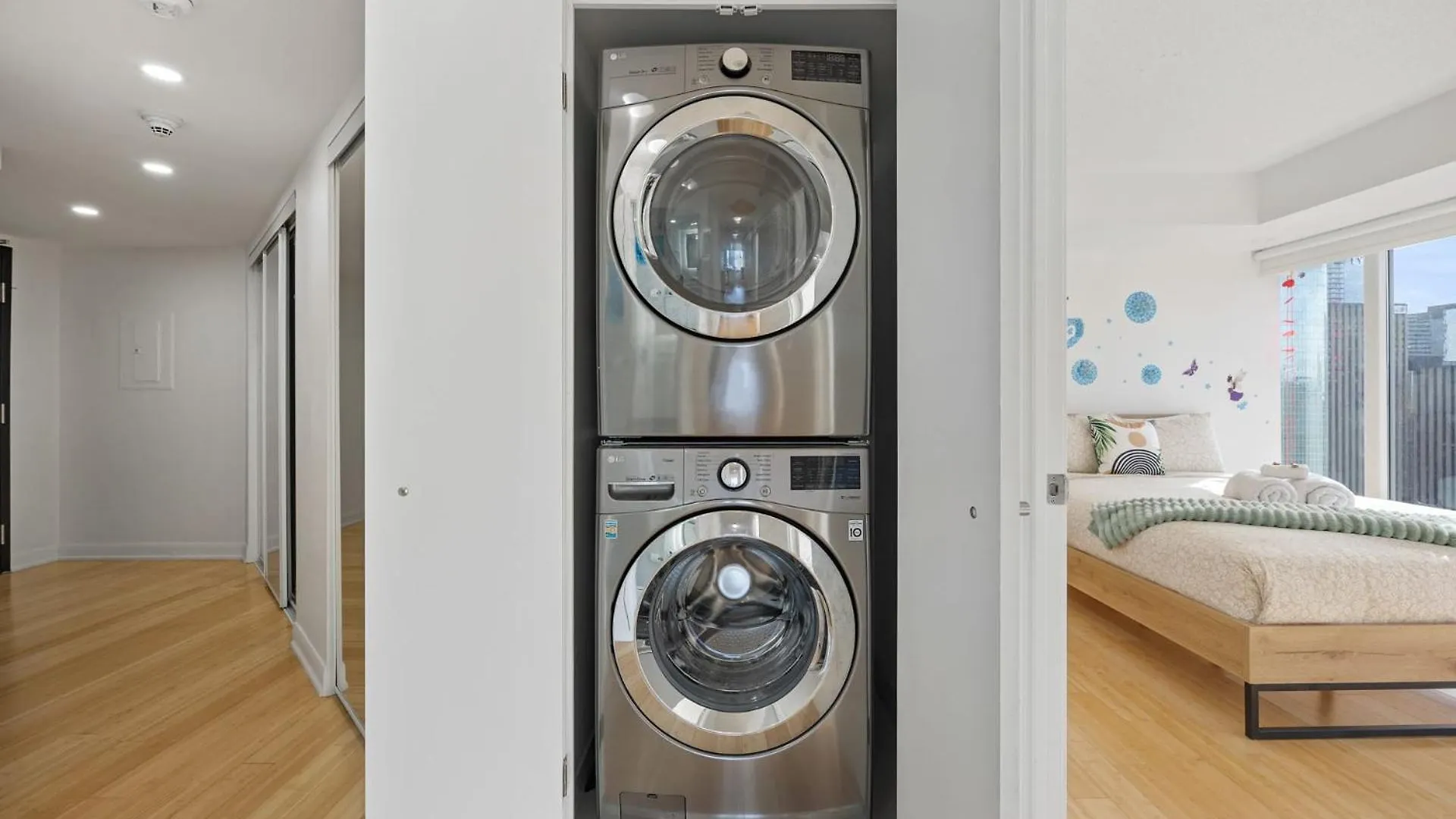 Modern 2-Bedroom Condo W Floor To Ceiling Windows Toronto Holiday home