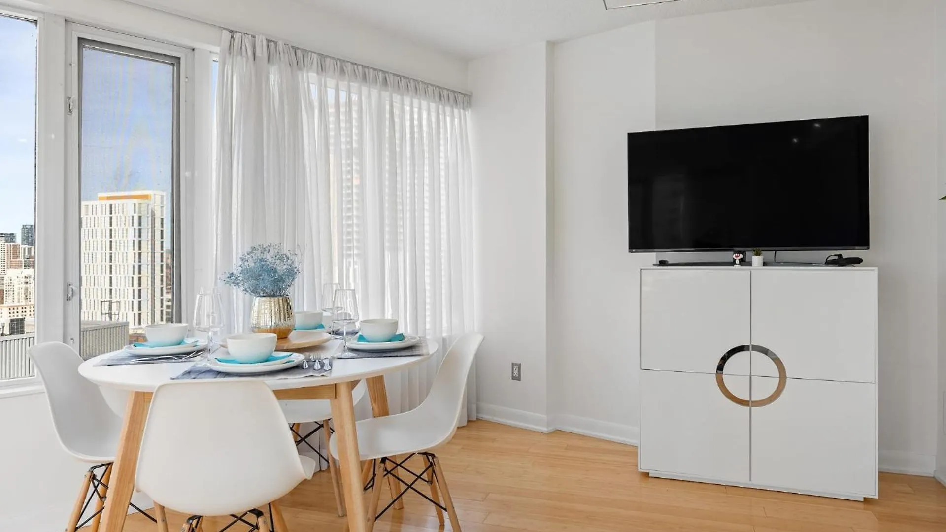 Modern 2-Bedroom Condo W Floor To Ceiling Windows Toronto