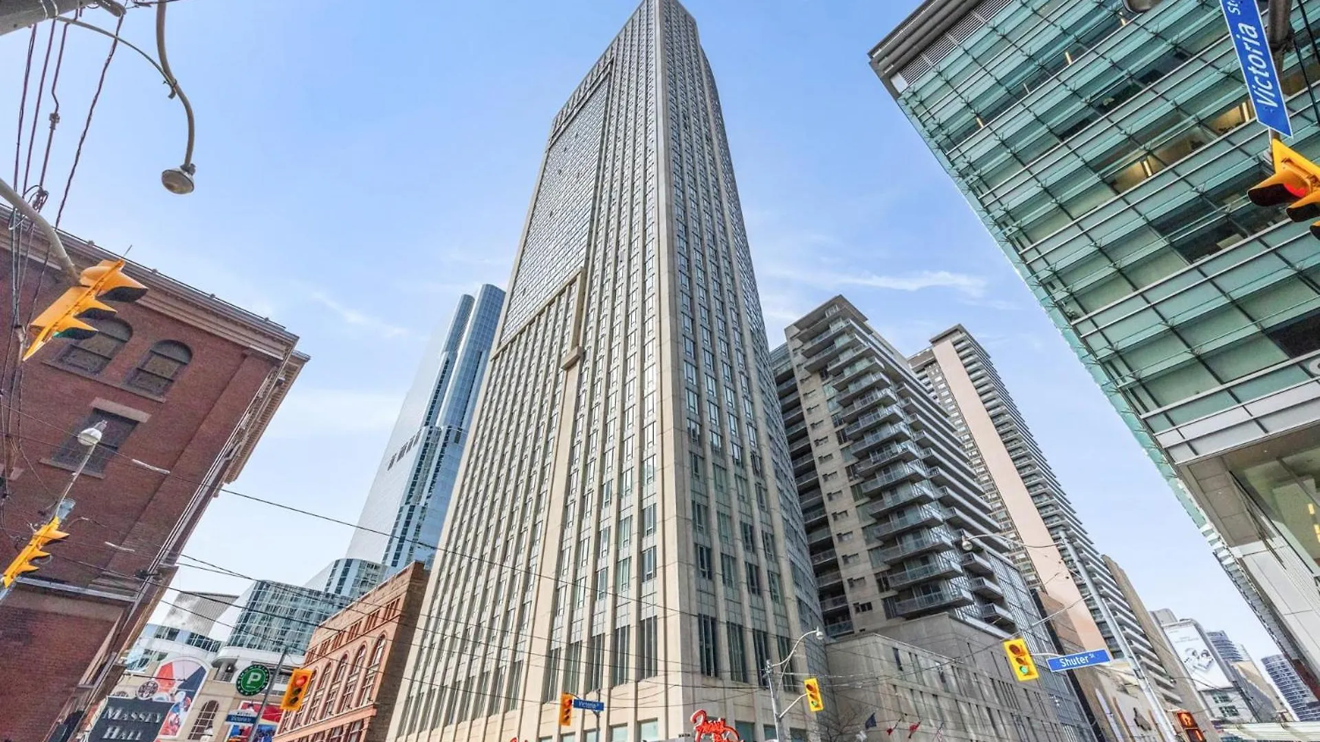 Modern 2-Bedroom Condo W Floor To Ceiling Windows Toronto