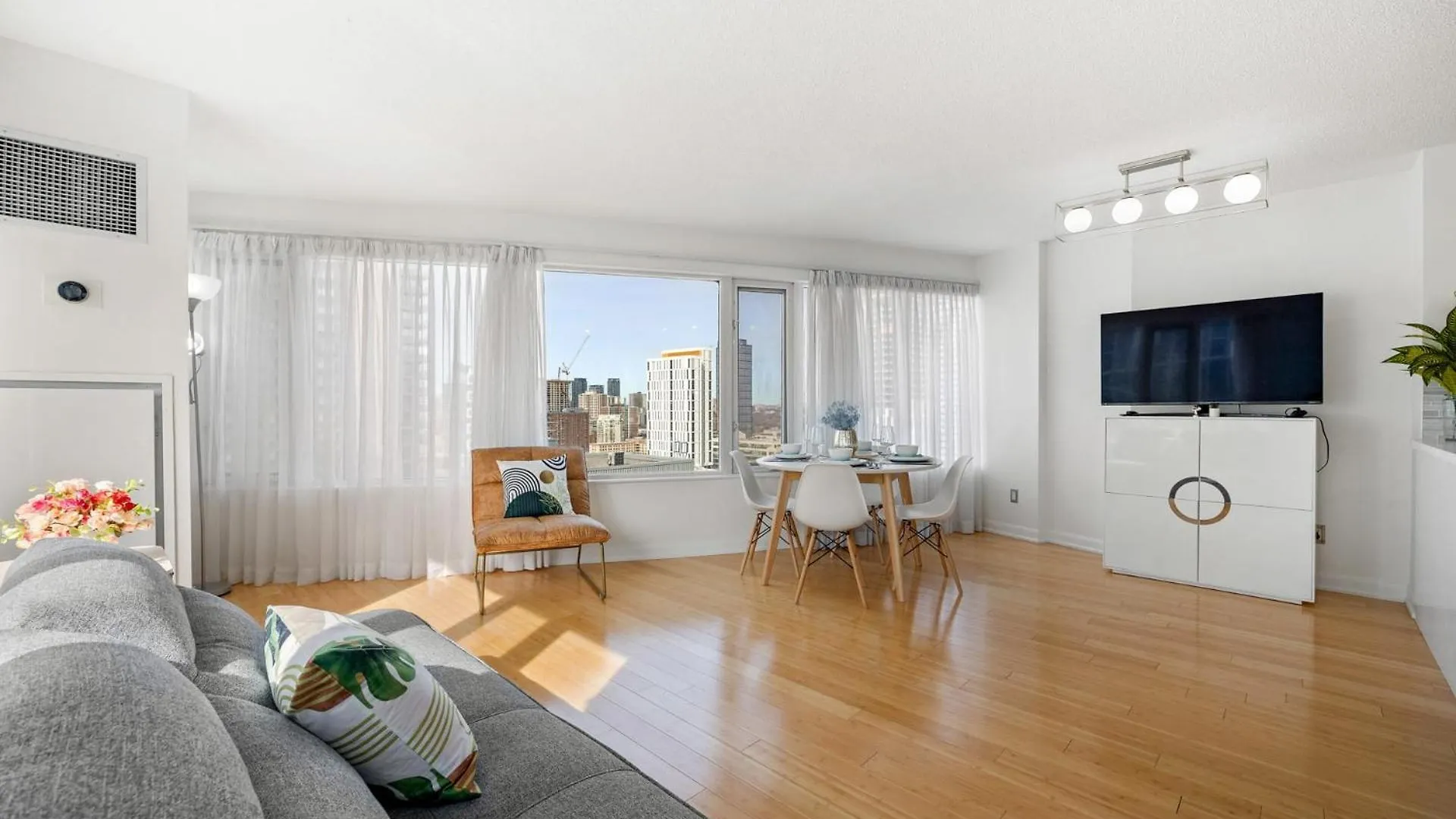 Modern 2-Bedroom Condo W Floor To Ceiling Windows Toronto 0*,  Canada